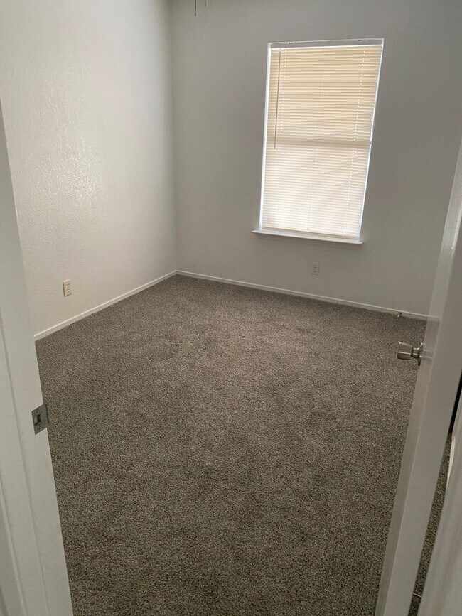 Building Photo - 2416 Jerome Dr