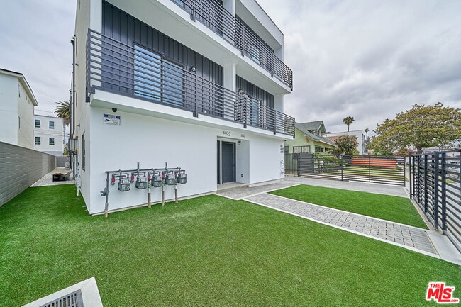 Building Photo - 603 W 41st Pl