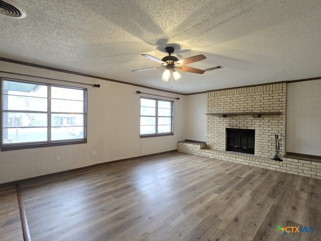 Building Photo - 616 W Ave E