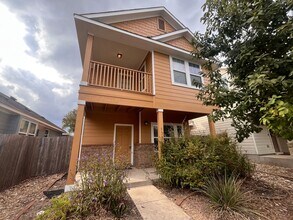 Building Photo - Blanco Vista 3 bed 2.5 bath