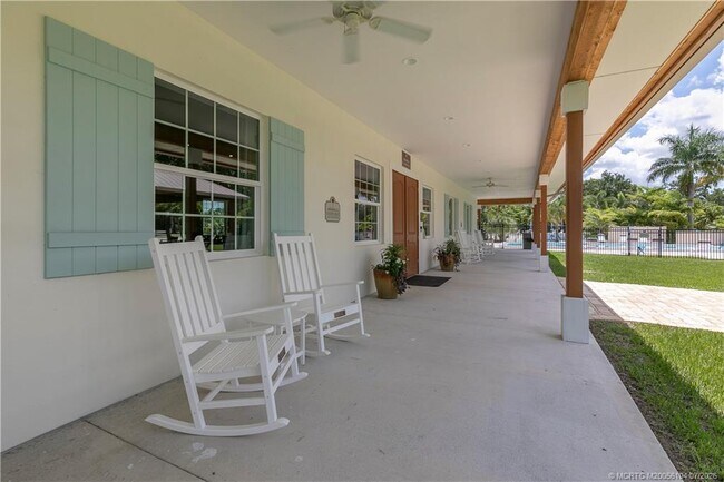 Building Photo - 2386 SW Creekside Dr