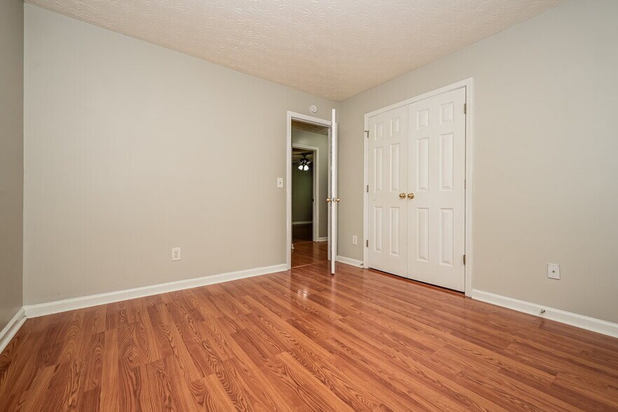 Building Photo - 10 Belmont Park Ln
