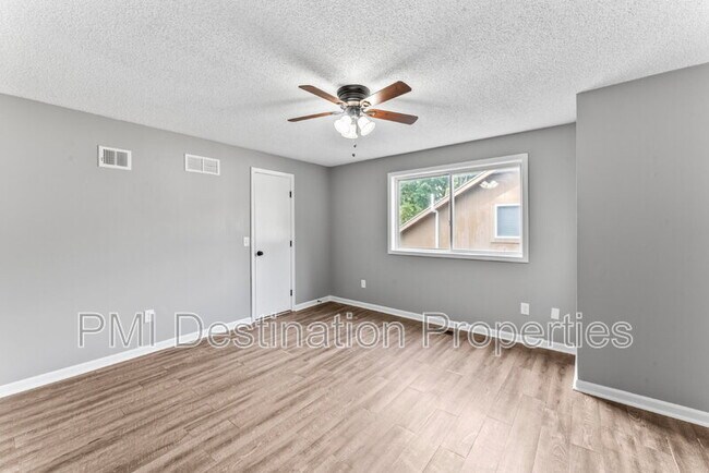 Building Photo - 1322 N Harvey Dr