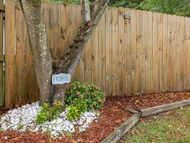 Building Photo - Beautiful 4 Bedroom Home with Bonus Room and Fenced Yard