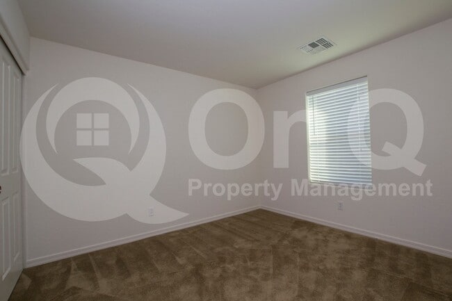 Building Photo - 1120 E Blue Spruce Ln