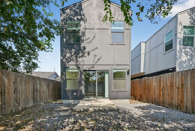 Building Photo - 4 Weeks Free!! Urban Modern Living Near Downtown San Antonio!