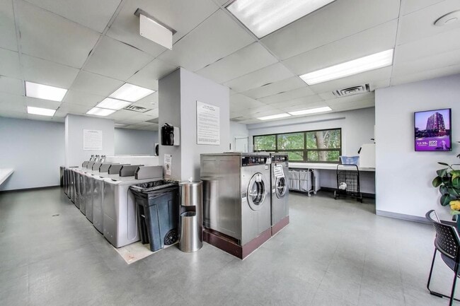 Building Photo - 899 S Plymouth Ct