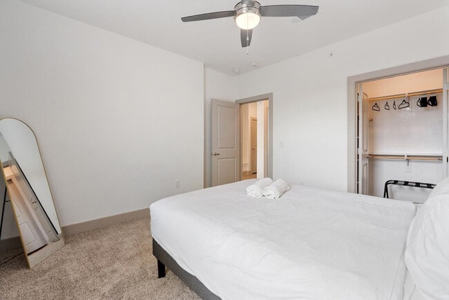 Building Photo - 12100 1/2 Ferrystone Glen Dr