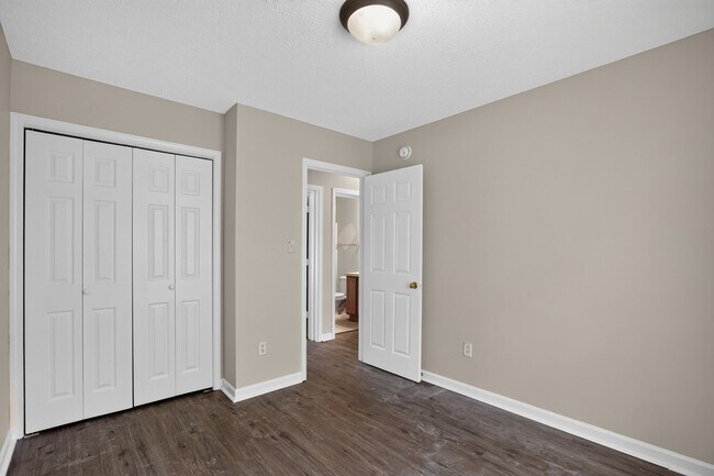 Building Photo - King George Townhouse Available