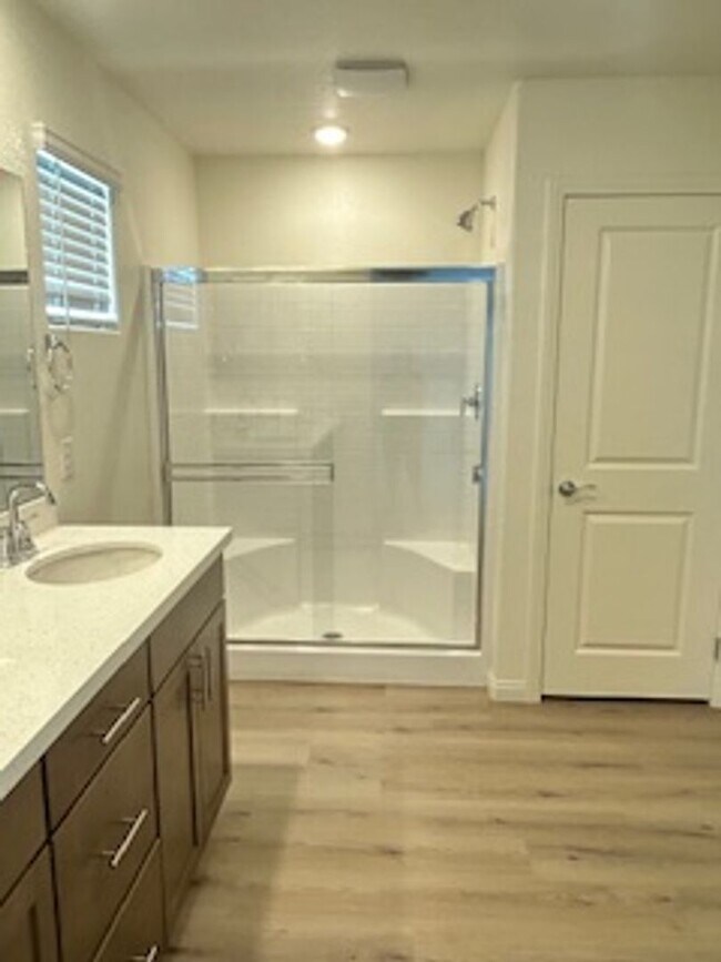 Building Photo - Spacious New Home with 5 Bedrooms in Hende...