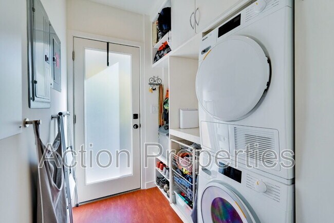 Building Photo - 360 Velarde St