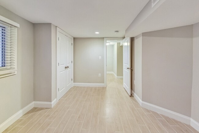 Building Photo - Beautiful TH - 4 bedroom + 3.5 BA - 7 mo -...