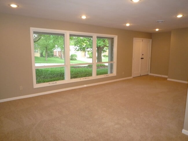 Building Photo - Spacious 3BR/2BA Ranch Home with 1,734 Sq.Ft. and a 2-Car Garage in a Great Neighborhood Close to...