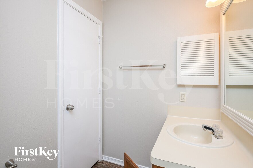Building Photo - 6216 Fairlane Dr