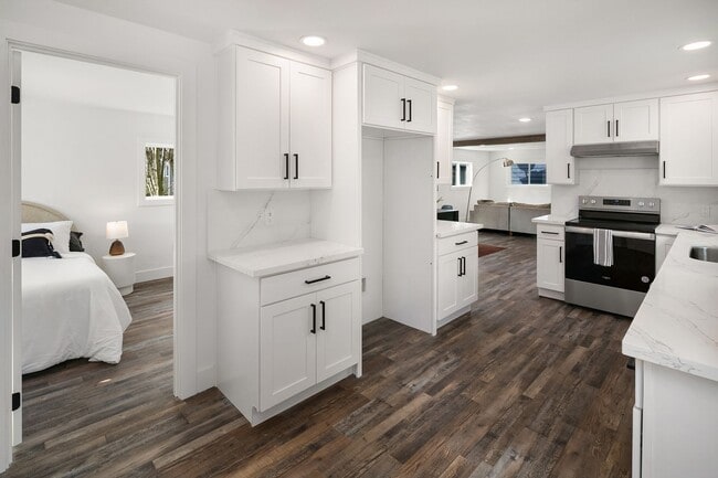Building Photo - Beautiful Home in Seward Park!