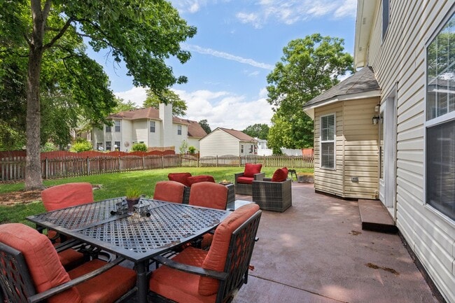 Building Photo - Spacious 4 BDRM 2.5 BA