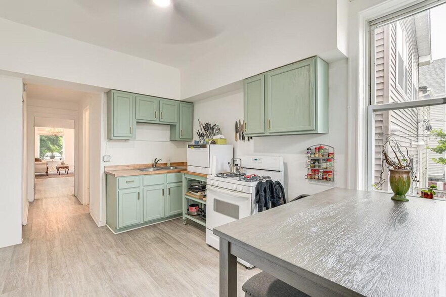 Building Photo - 3254 W Wabansia Ave