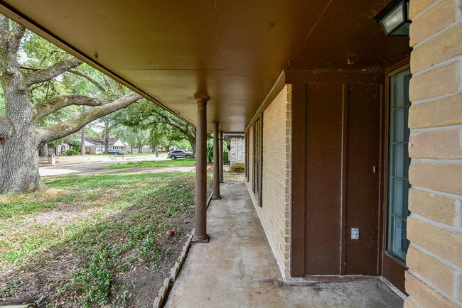 Building Photo - 16315 Hollow Wood Dr