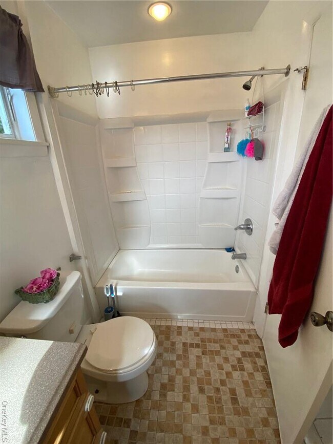 Building Photo - 49 Croton Point Ave