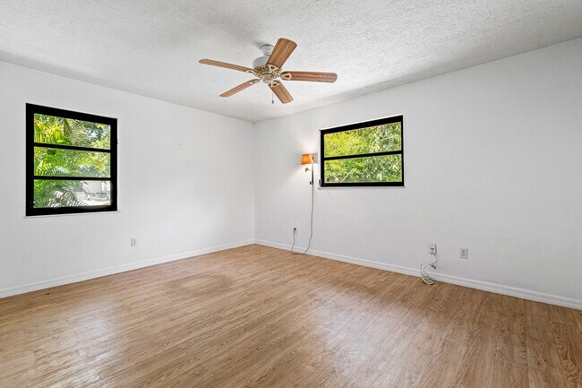 Building Photo - 2041 SE Floresta Dr