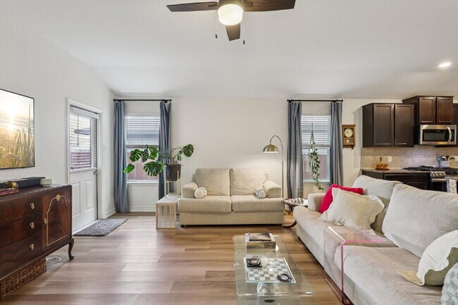 Building Photo - "Charming 3-Bedroom Haven with Granite Elegance in San Antonio!"