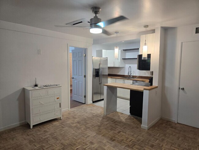 Building Photo - 1916 W Cambridge Ave