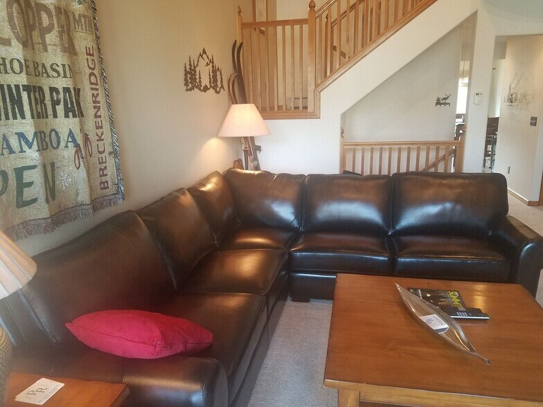 Leather sectional in LR (view from front of house)) - 103 Morningstar Cir