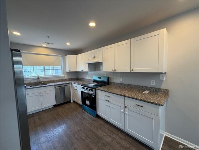 Building Photo - 29415 Glen Oaks Blvd E
