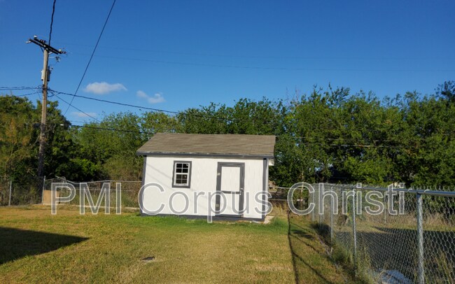 Building Photo - 2934 Carver Dr