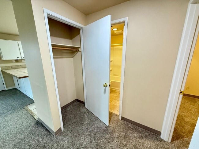 Building Photo - 1608-1610 N Brooklane St