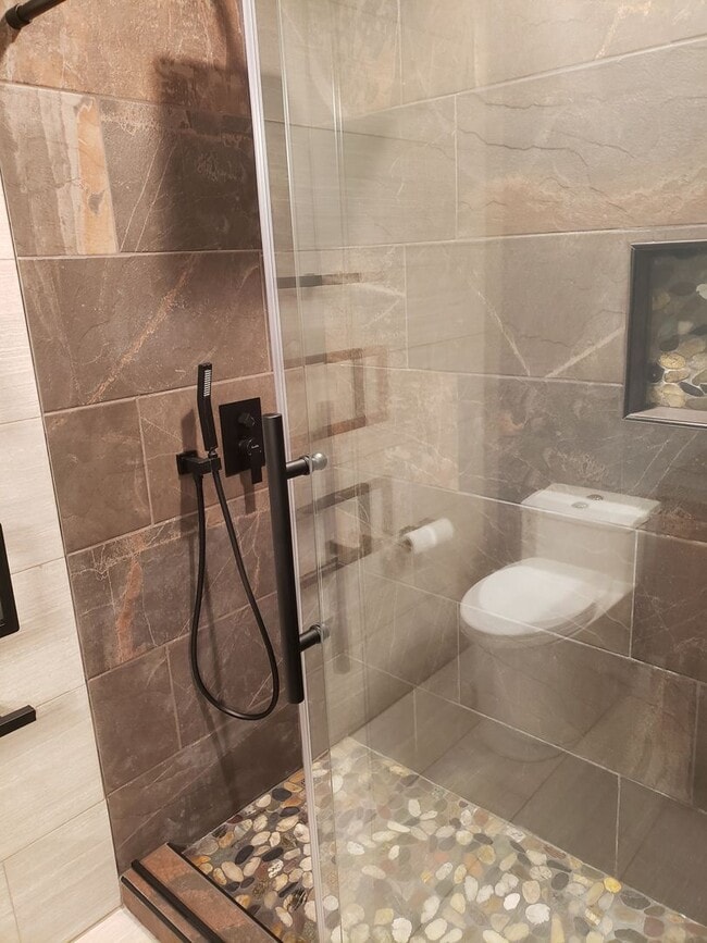 Building Photo - Charming Updated 2 bed/1 bath Condo on Ground Floor in Desirable Irvington District! W/S/T included