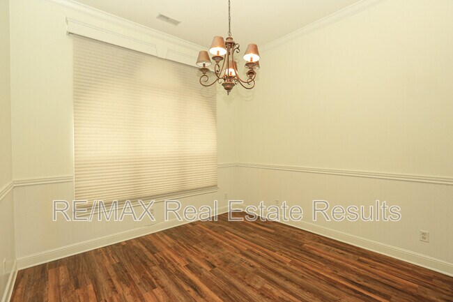 Building Photo - 303 NW Palomino St