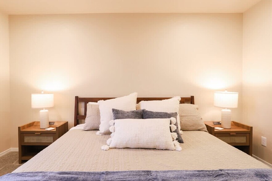 Building Photo - 717 E Elgin St