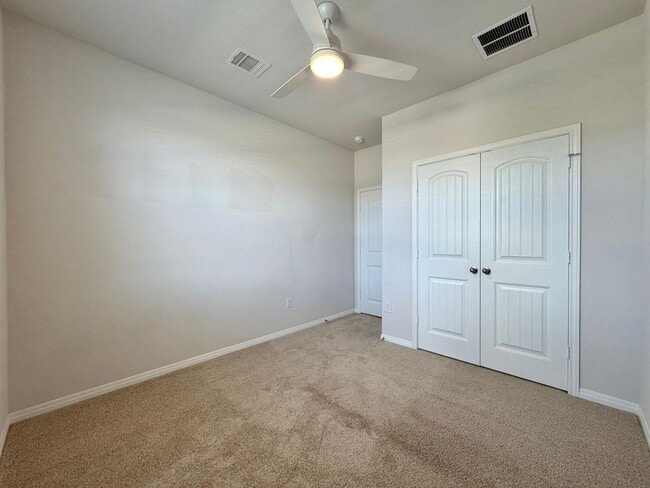 Building Photo - 904 Vogel Dr