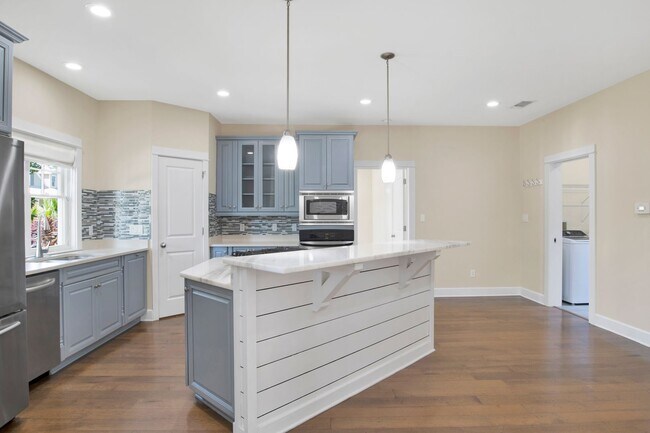 Building Photo - Sprawling Pensacola home close to NAS Pens...