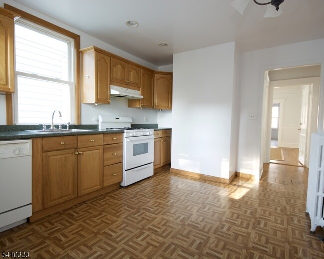 Building Photo - 13 Oxford St