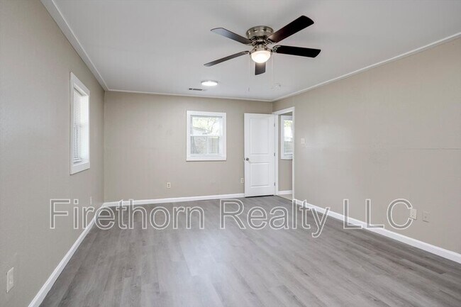 Building Photo - 2719 Meadowbrook Dr