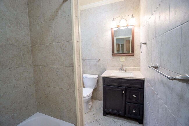 Building Photo - Newly Renovated First Floor Flat - Close T...