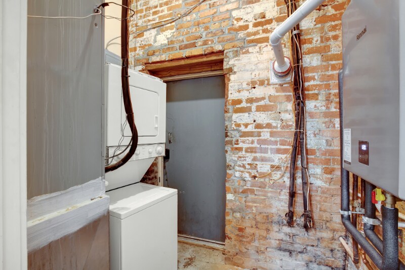 Building Photo - 210 E Waldburg St