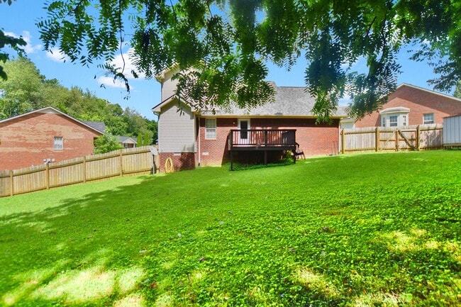Building Photo - Pet Friendly Three Bedroom!