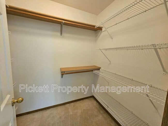 Building Photo - 5715 Gateway Ln NE