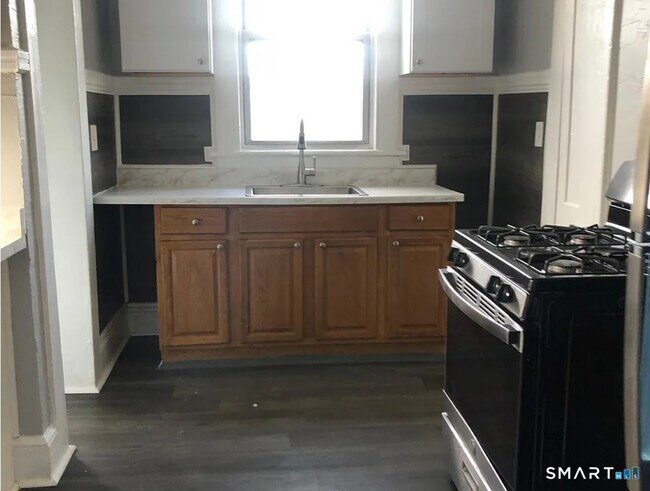 Building Photo - 570 Broad St