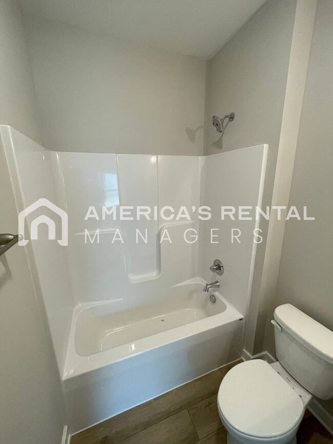 Building Photo - Available Now!! PRICE REDUCTION*** SIGN A ...