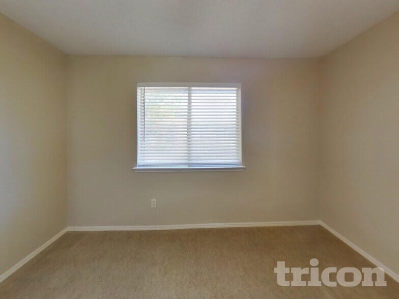 Building Photo - 409 Roan Ln
