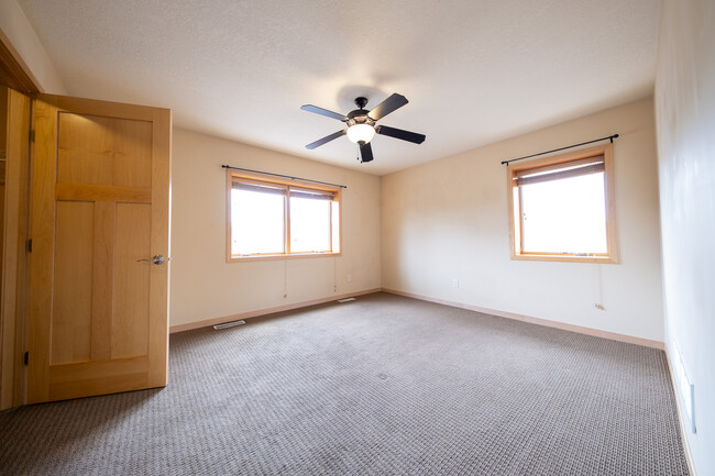 Building Photo - 852 W Berwood Ave