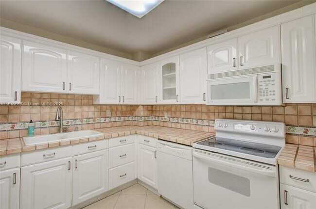 Building Photo - 401 Golden Isles Dr
