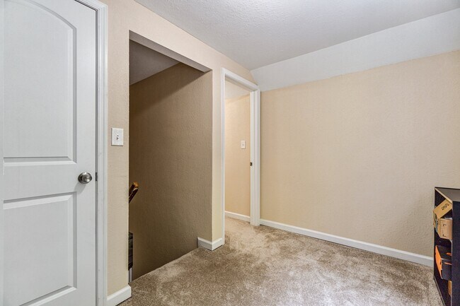 Building Photo - 6040 Airway Ln