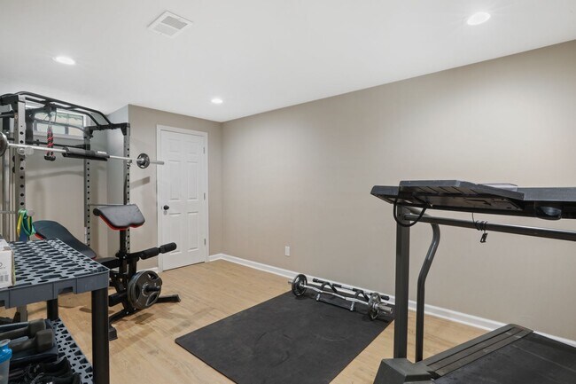Building Photo - Stunning Raised Ranch | 4 Bedroom 3 Bathro...