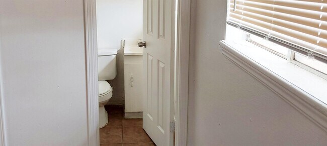 Building Photo - 933 W Rulane Dr