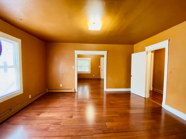 Building Photo - Adorable 2bdrm/1bth Bungalow Conveniently ...